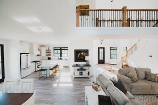 Luxurious Giuliana Rose 5BDR FarmHouse ➠ 8062 - Rapid City - 8