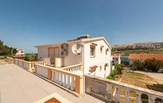 2 Bedroom Nice Apartment In Pag - 4