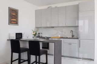 Fabryczna Modern Apartment with Balcony & Parking in Cracow by Noclegi Renters - Krakow - 8