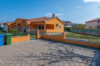 Villa Orange, a charming holiday home with a pool & fenced garden - Raša - 8