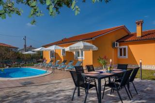 Villa Orange, a charming holiday home with a pool & fenced garden - Raša - 5
