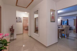 Villa Orange, a charming holiday home with a pool & fenced garden - Raša - 3