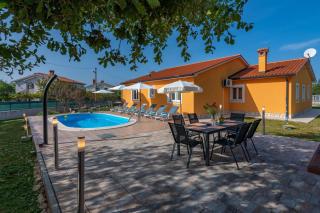 Villa Orange, a charming holiday home with a pool & fenced garden - Raša - 1