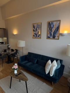 Superb 2 Bed Apartment with City View Smart TV Free Netflix Ultra Fast WIFI - Birmingham - 9