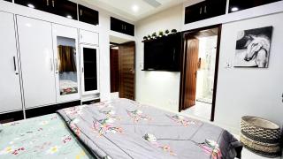 AHAM PREMA Luxe 3 BR Stay 15 min from Airport - Nuova Delhi - 4