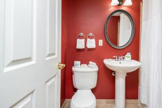 Clarion Collection Hotel Arlington Court Suites - 1