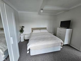 Breathtaking Waterfront Retreat- Studio Apartment - - 4