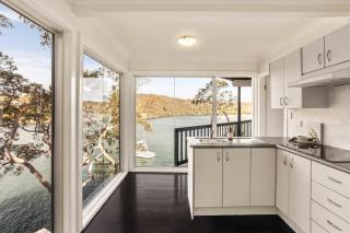 Breathtaking Waterfront Retreat- Studio Apartment - - 0