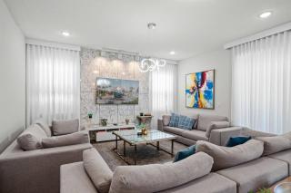 Chic Gateway - 5 Bedroom with Pool and Spa - 2