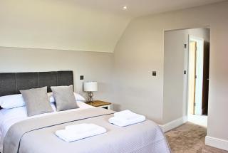 NEW! Elegant & Modern 5 bedroom home with Parking & Garden - Excellent Location! - Saint Leonards - 2