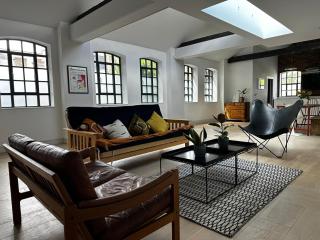 Spacious 4 Bed Home - 5 min walk to 2 Stations - Londra - 0