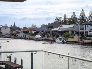 Aztec Island Luxury Canal Retreat with Jetty - Mandurah - 3