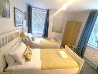 Chichester City Centre 2 Bedroom Flat I Ground Floor with Underground Parking I Chichester Holiday Properties - Chichester - 1