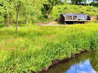 Kingfisher - Luxurious Off-Grid Eco Cabin with Riverviews - Market Drayton - 8
