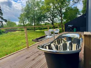 Kingfisher - Luxurious Off-Grid Eco Cabin with Riverviews - Market Drayton - 7