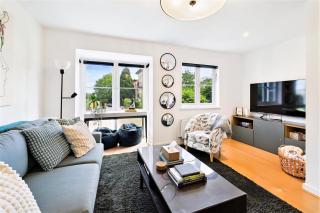 3 bed modern townhouse with self check in, sleeps 6, 35mins direct train to London Waterloo, zone 6 - Ewell - 0