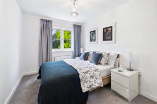 3 bed modern townhouse with self check in, sleeps 6, 35mins direct train to London Waterloo, zone 6 - Ewell - 6