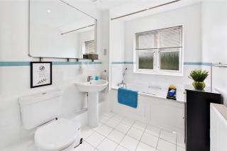 3 bed modern townhouse with self check in, sleeps 6, 35mins direct train to London Waterloo, zone 6 - Ewell - 4