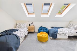 3 bed modern townhouse with self check in, sleeps 6, 35mins direct train to London Waterloo, zone 6 - Ewell - 3