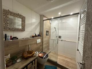 Modernes Deluxe Zimmer mit Bad - Hückelhoven - 1