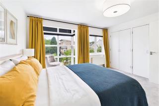2 Ensuite beds house, sleep 4 With free parking, Self Check-in, and Close link to London, Zone 6 - Ewell - 8