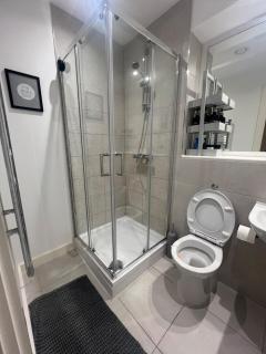 10TH FLOOR Skyline City view 10th Floor Apartment with Large Balcony- Access to Free Gym - Manchester - 5