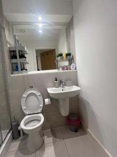 10TH FLOOR Skyline City view 10th Floor Apartment with Large Balcony- Access to Free Gym - Manchester - 3