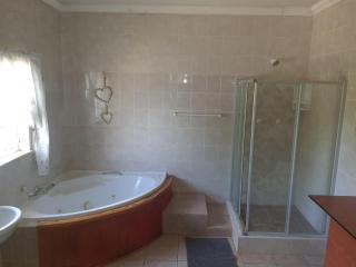 Cynthias Country Farm Stay 5 Bedroom - Hartbeespoort - 4