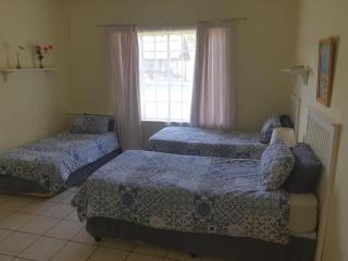 Cynthias Country Farm Stay 5 Bedroom - Hartbeespoort - 3