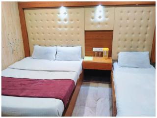 HOTEL NEW ! FLATIES ! PALACE Near LAKE - Full Naini Lake View and Mountain Valley View - Wi Fi - Room Service Available - A TOP RATED PREOPERTY - Nainital - 5