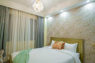 Modern 2BR Apartment Pool & Balcony - 4