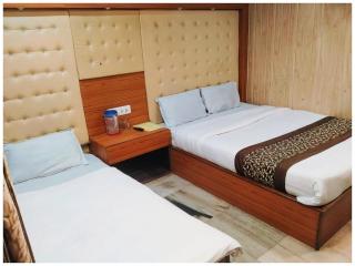 HOTEL NEW ! FLATIES ! PALACE Near LAKE - Full Naini Lake View and Mountain Valley View - Wi Fi - Room Service Available - A TOP RATED PREOPERTY - Nainital - 3
