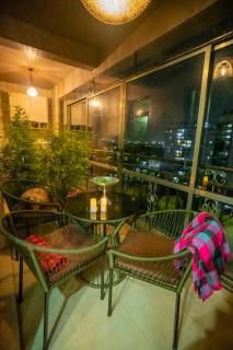 Modern 2BR Apartment Pool & Balcony - 2