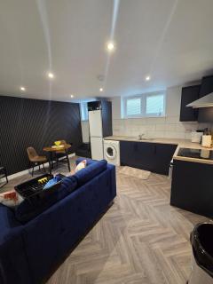 Courtyard High Spec Apartment in Town Centre - Blackburn - 3