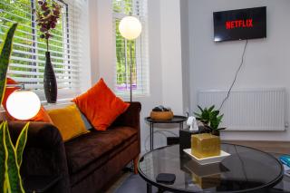 SmartStay, Fast Wifi and Workspace, 3 Beds, Free Parking, by Airport - 3