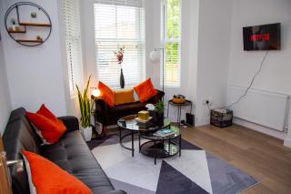 SmartStay, Fast Wifi and Workspace, 3 Beds, Free Parking, by Airport - 2