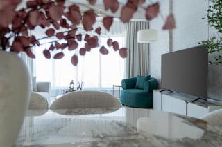 Nasma Luxury Stays - Sky-High Serenity in Stylish 2BR Retreat - 4