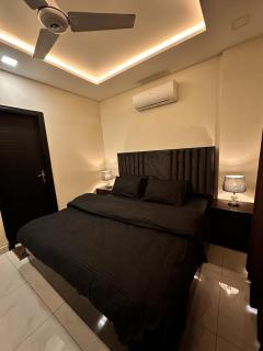 Stylish 2BR Central Apartment LHR Gym & Cinema - Lahore - 7