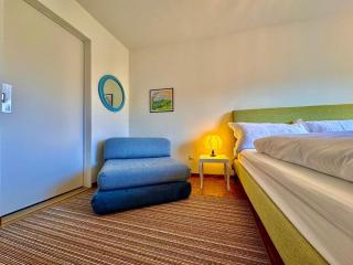 Vintage Lake View Villa with Outdoor Pool - 7