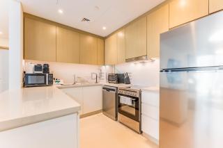 Short walk to Marina Walk and JBR Beach, close to Bluewaters Island and Ain Dubai, 5242 Tower 1, Dubai Marina by Deluxe Holiday Homes - 5