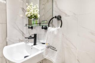 Modern 1BR Hideaway - Peaceful & Central - Holiday Boulevard - 2