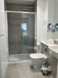 Stylish Two Bedroom Flat with Balcony Views and Free Parking - Londra - 5