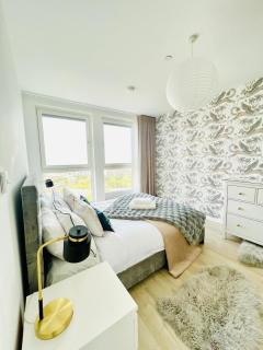 Stylish Two Bedroom Flat with Balcony Views and Free Parking - Londra - 6