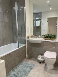 Stylish Two Bedroom Flat with Balcony Views and Free Parking - Londra - 3