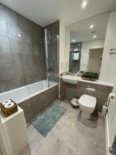 Stylish Two Bedroom Flat with Balcony Views and Free Parking - Londra - 2