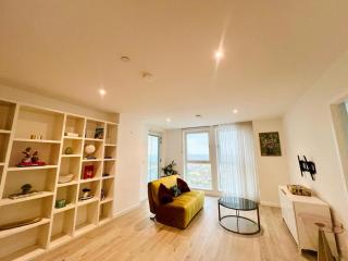 Stylish Two Bedroom Flat with Balcony Views and Free Parking - Londra - 9