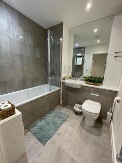 Stylish Two Bedroom Flat with Balcony Views and Free Parking - Londra - 1