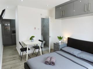 Modern Studio Near NEC & BHX with Free Parking - Prime Location - Sheldon - 0