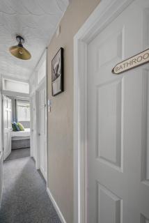 4 Bed Home 2 bathrooms, on street parking - Swansea - 9