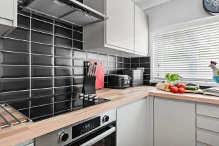 4 Bed Home 2 bathrooms, on street parking - Swansea - 8